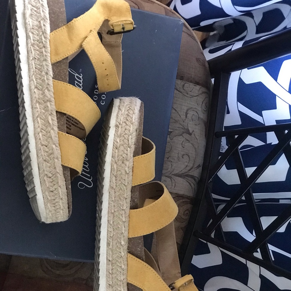 Platform Sandals - Picture 2 of 4